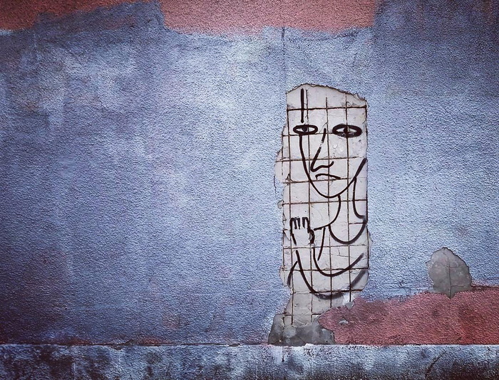 蓝色地毯附近的男子素描