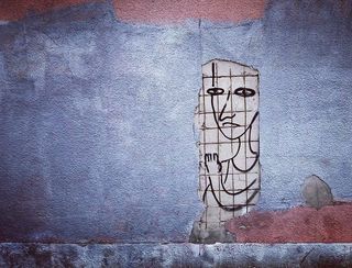 蓝色地毯附近的男子素描