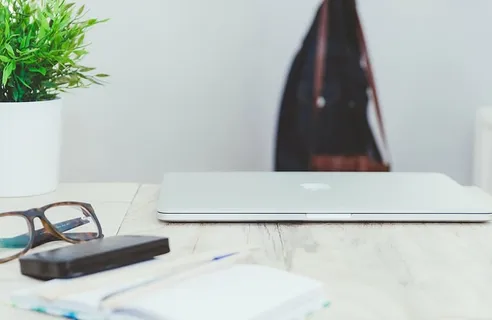 银色macbook，棕色，镶框，眼镜，银色，macbook，米色，木制