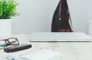 银色macbook，棕色，镶框，眼镜，银色，macbook，米色，木制