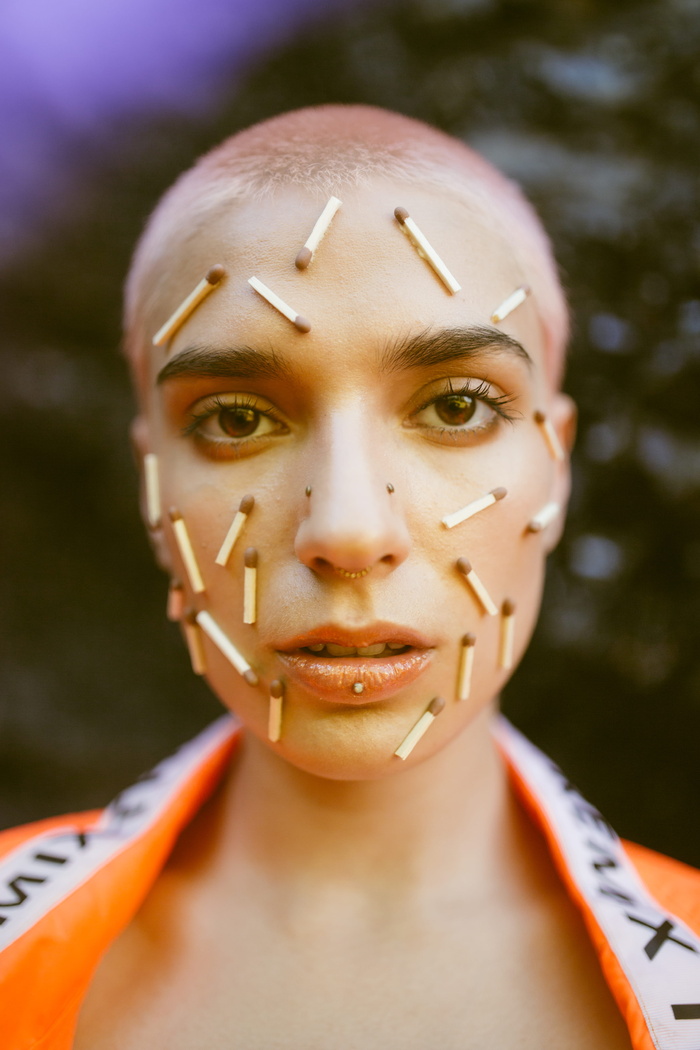 聚焦女性面部照片