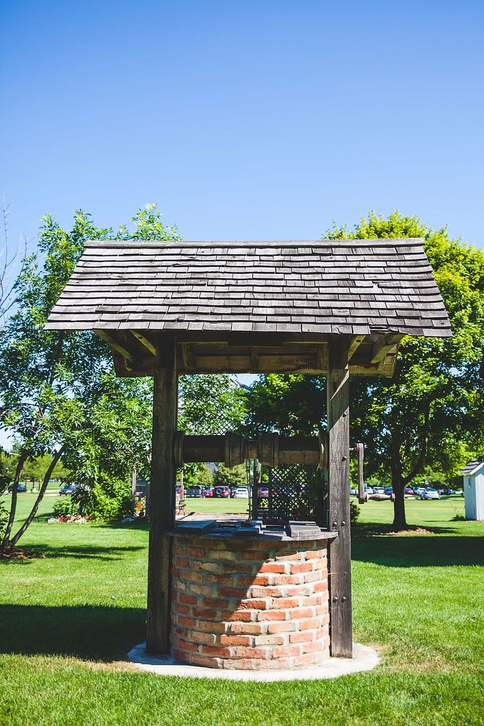 建筑，砖块，深井，草地，草坪，树木，户外，木质材料