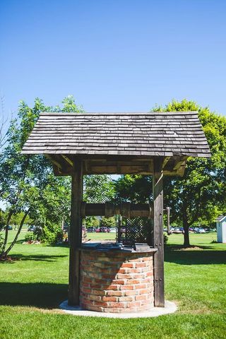 建筑，砖块，深井，草地，草坪，树木，户外，木质材料