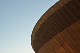 体育场飞碟状的正面对着蓝天