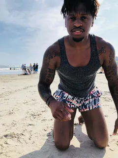 身穿黑色背心的男子 身穿黑色背心的男子