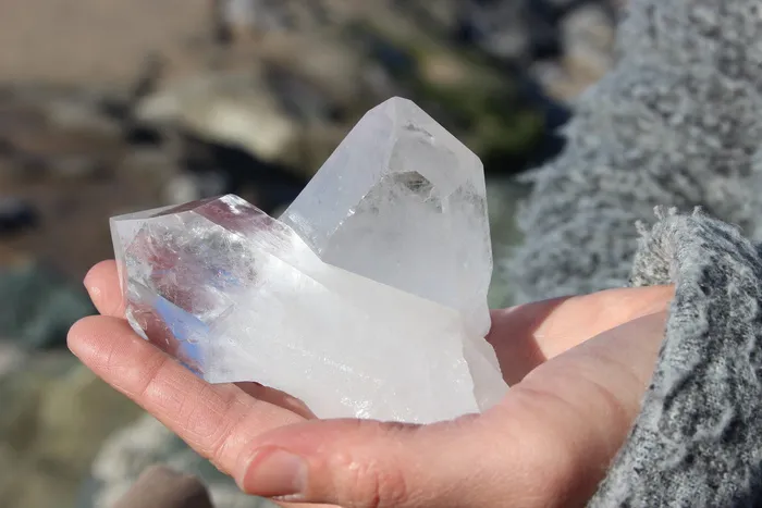 水晶，矿物，透明，皮埃尔，石英，人的手，手，拿着