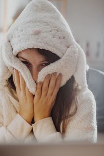 一个穿着羊皮夹克的女人的照片