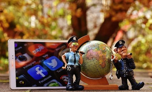 二、男性雕像、地板、社交媒体、互联网、安全、全球、全球