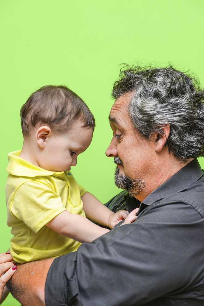 男人抱着孩子，人，男人，老人，父亲，婴儿，儿子，父母