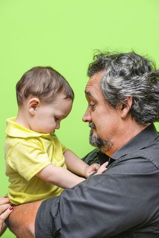 男人抱着孩子，人，男人，老人，父亲，婴儿，儿子，父母