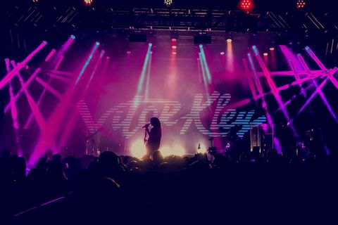 站在舞台上的男人