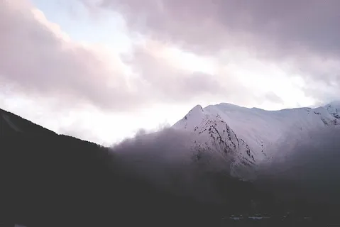 雾霾笼罩着山景,白雪皑皑,白昼,山峦,山峦,峭壁,冬天 雾霾笼罩着山景,白雪皑皑,白昼,山峦,山峦,峭壁,冬天