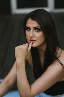 穿黑色上衣的女人 穿黑色上衣的女人