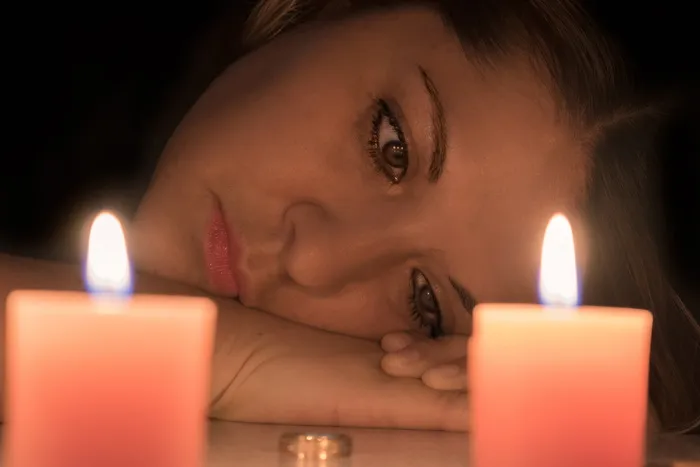 女人，两个，橙色，柱子蜡烛，女人脸，离婚，悲伤，蜡烛