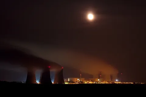 发电厂、夜晚、月亮、建筑物外部、照明、建筑、天空、烟囱