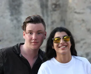 年轻人，男孩，女孩，一对，快乐，和平，肖像，看着相机