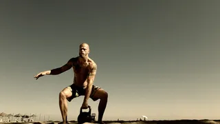 壶铃，死抓举，壶铃训练，抓举，海滩，无衬衫，运动，户外