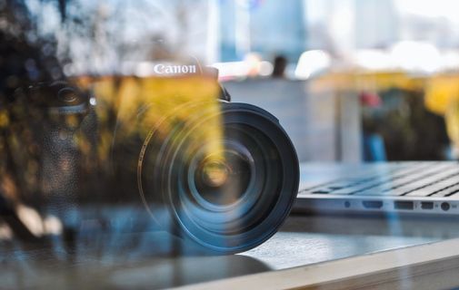 黑色，佳能相机，旁边，灰色，笔记本电脑，桌子，相机，摄影师