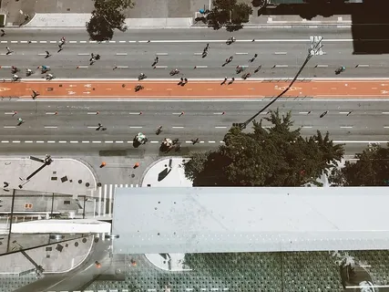 建筑物附近道路上人们的高角度摄影