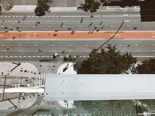 建筑物附近道路上人们的高角度摄影