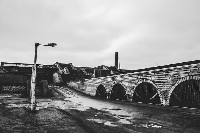 灯光、道路、景观、天空、废弃建筑、建筑、黑白、砖块