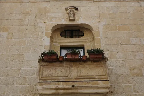 窗户、墙壁、阳台、马耳他、住宅、建筑、建筑结构、建筑外部 窗户、墙壁、阳台、马耳他、住宅、建筑、建筑结构、建筑外部