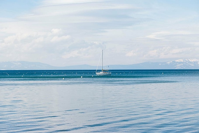 白色，帆船，海洋，多云，天空，白天，海洋，蓝色