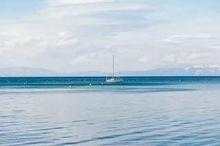 白色，帆船，海洋，多云，天空，白天，海洋，蓝色