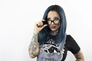 戴眼镜的女子照片