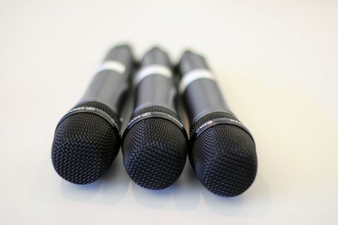 麦克风、增强器、放大器、歌唱、人声麦克风、特写、聚焦前景、艺术文化和娱乐