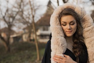 穿黑白外套的女人