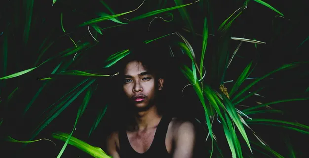 身穿黑色背心的男子