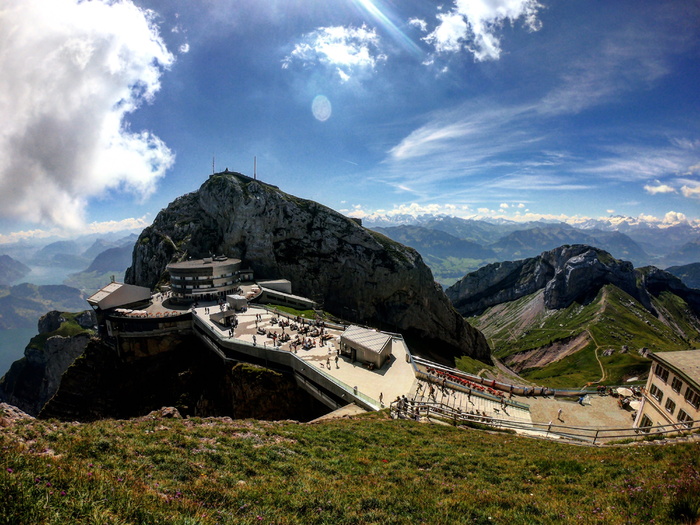 多云天山上的混凝土建筑