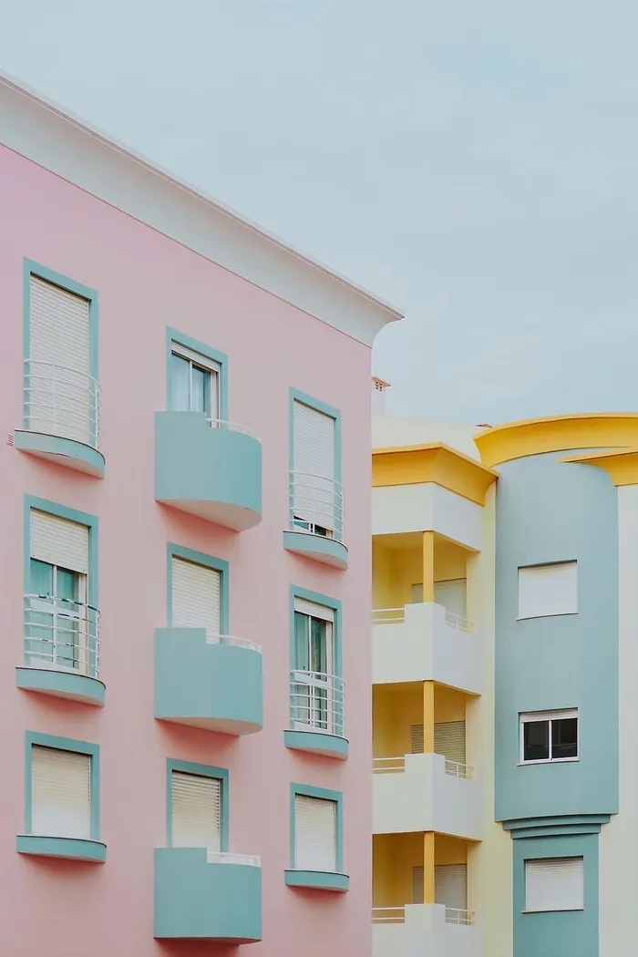 淡粉色和浅蓝色建筑，拉各斯，葡萄牙