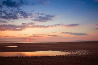 身体，水，金色，小时，蓝色，白色，多云，天空