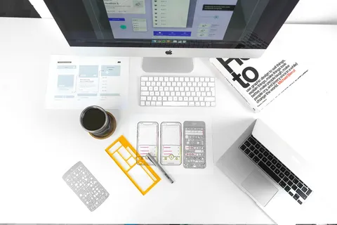 iMac附近桌上的银色MacBook Air iMac附近桌上的银色MacBook Air