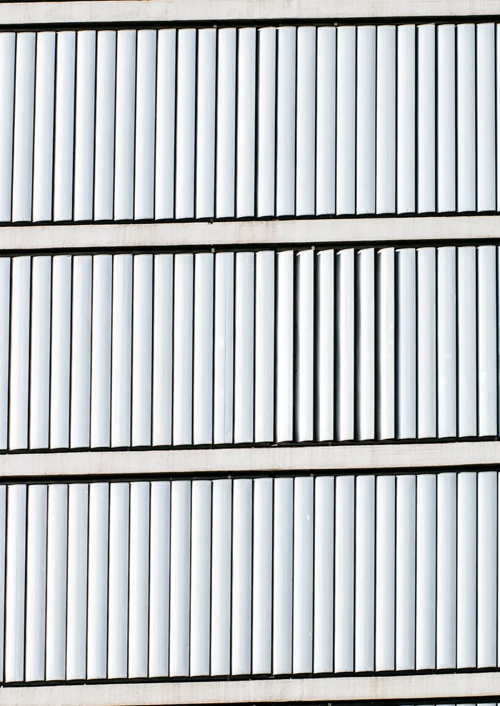 特写照片中带有白色百叶窗的建筑物