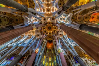 西班牙巴塞罗那sagrada familia，低角度视图，天花板，建筑结构，室内，建筑