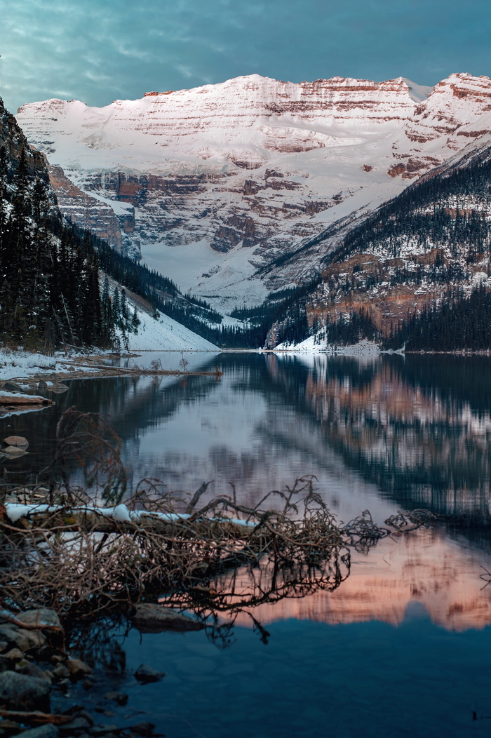 白天湖边雪山全景摄影