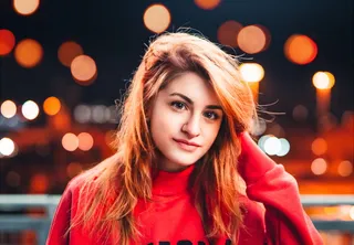 穿红色毛衣的女人