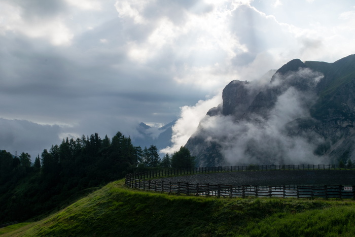 雾、山、篱笆、云、风景、太阳、高山、背光