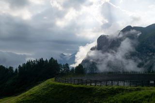雾、山、篱笆、云、风景、太阳、高山、背光