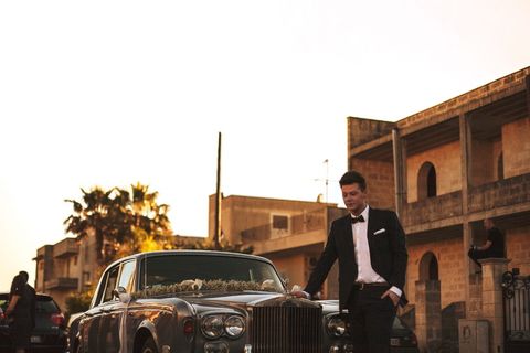 穿着黑色外套的男人开着车 穿着黑色外套的男人开着车