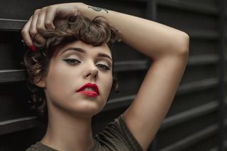 女子摆姿势拍照