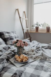 地毯上的蓝色枕头