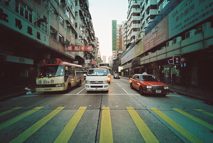 道路上的红色停车场