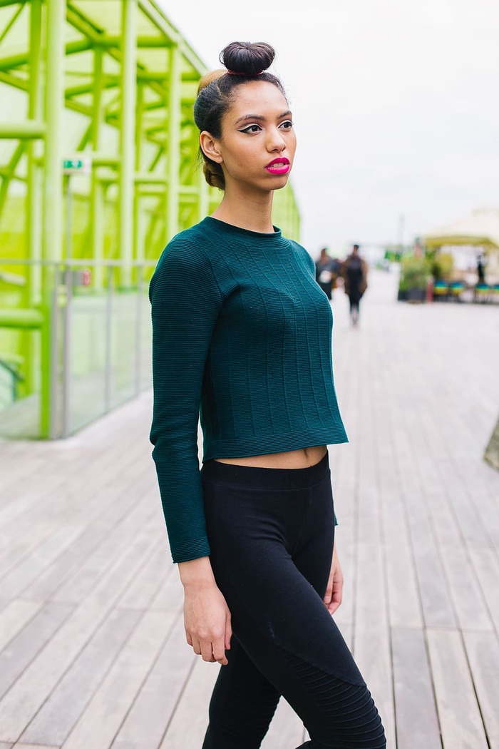 穿着短上衣和紧身裤的女人