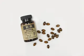 棕色药丸和药瓶