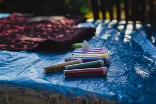 桌子上有很多闪闪发光的东西