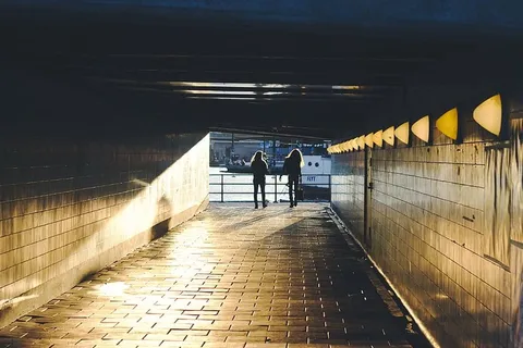 二、人、走路、走廊、人、背、轮廓、光线 二、人、走路、走廊、人、背、轮廓、光线